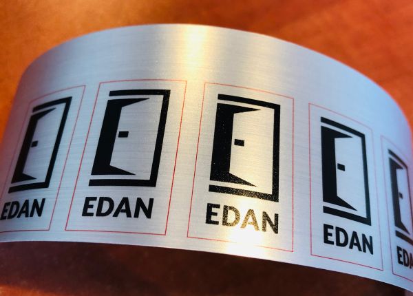 Druk cyfrowy w produkcji naklejek na foliach kolorowych