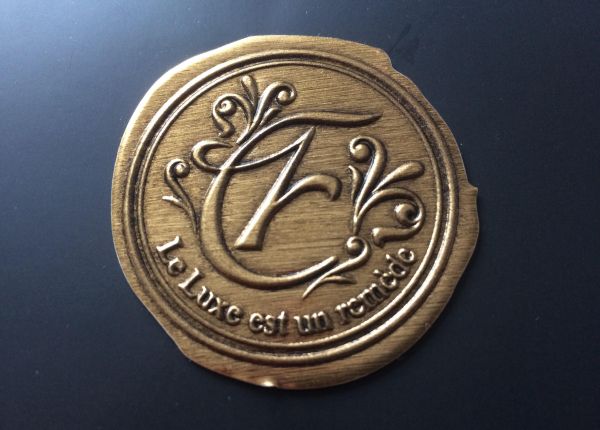 Efektowne naklejki z cyny na prestiżowe produkty