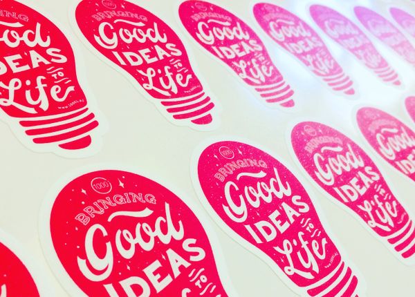 Naklejki drukowane z zaangażowaniem